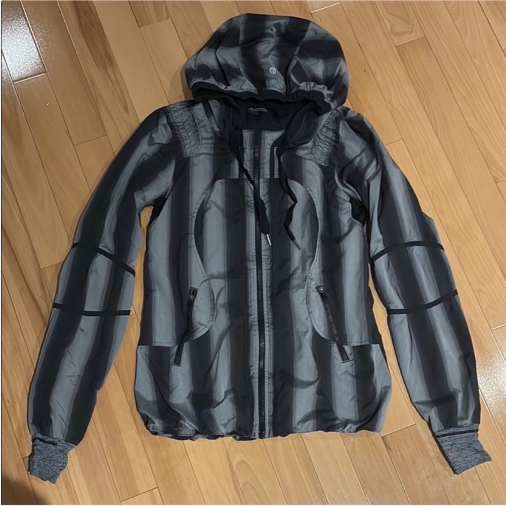 VEUC Lululemon Run: Track & Field Grey Striped Women's Jacket - size 4